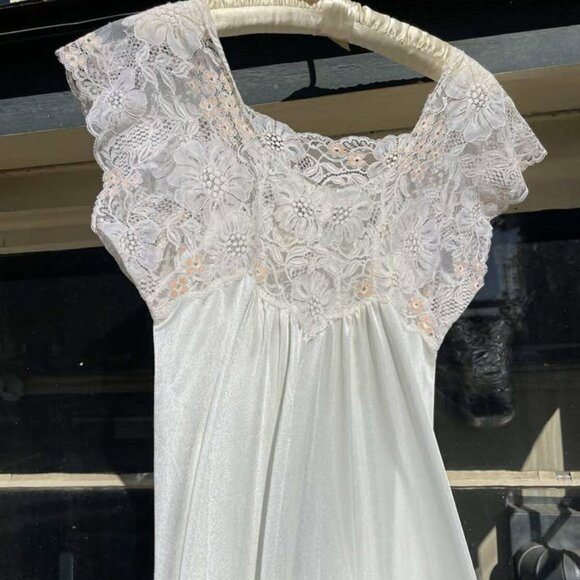 Vintage cream slip dress nightgown  floral lace bust  women's lingerie - Picture 9 of 11